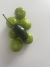 Load image into Gallery viewer, Bolsa de 6 Tomates verdes y un chile jalapeno (congelado)
